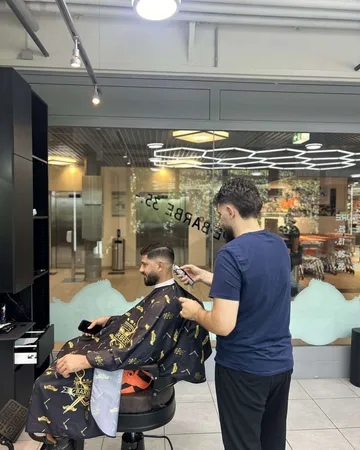 Barbier en train de réaliser une coupe à Vernier